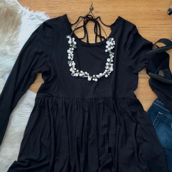 Rounded Neck, Loose Fit, Peplum Style Top - Picture 2 of 7